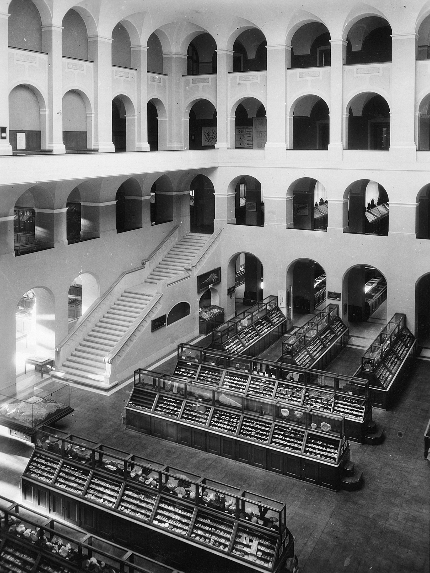 Enlarged view: Interior view of the natural sciences building east with the geological collection, around 1930