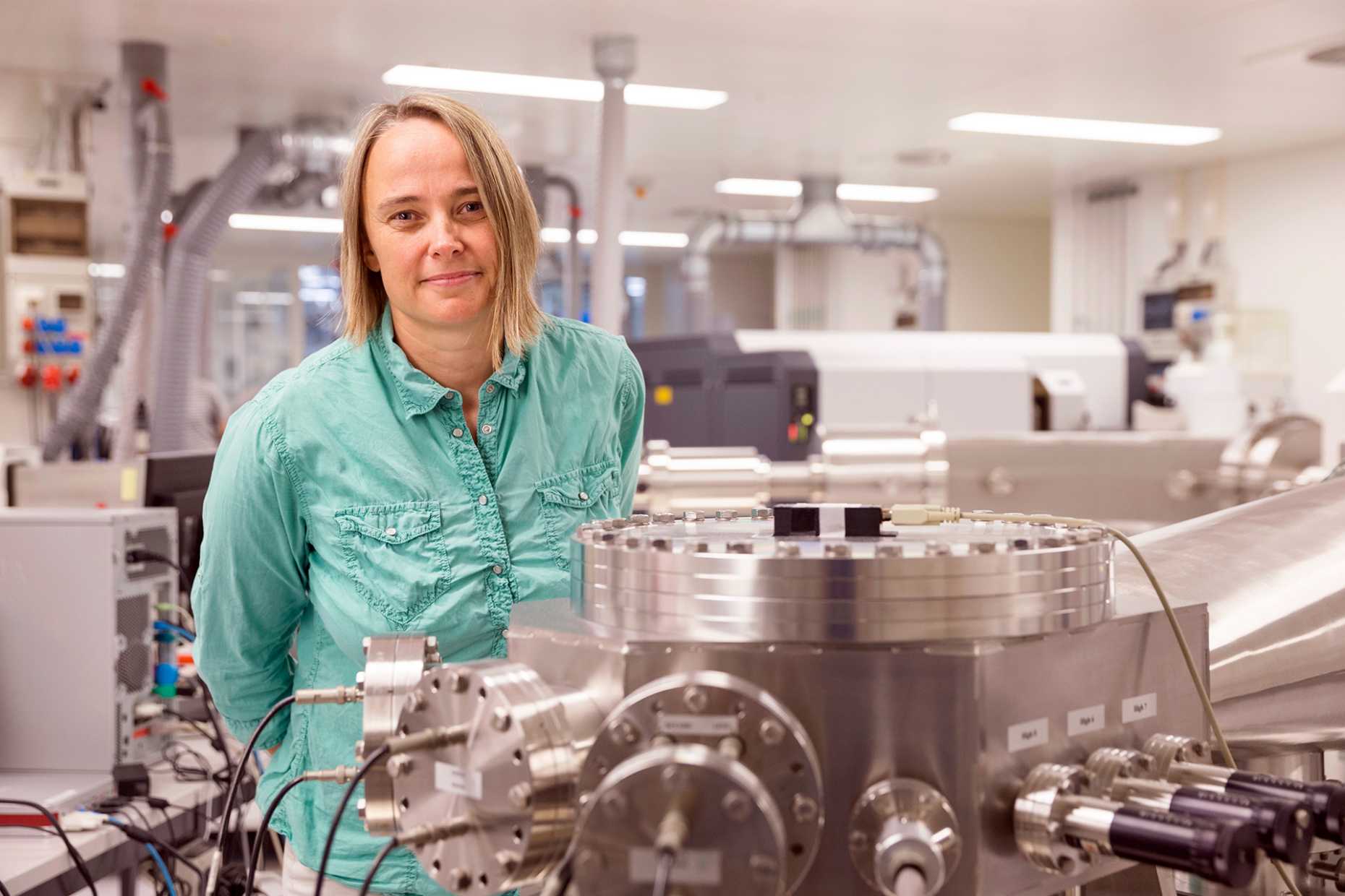 Enlarged view: Prof. Maria Schönbächler in the Laboratory of Mass Spectrometry at the Institute of Geochemistry and Petrology at ETH Zurich. (Photo: Alessandro Della Bella)
